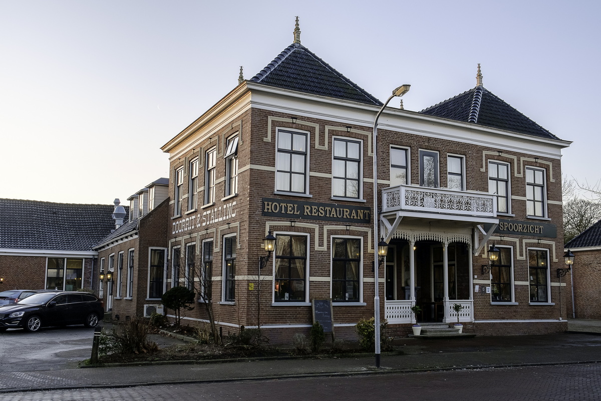 Hotel Restaurant Spoorzicht in Loppersum. Monument nummer: 517392. Foto: Harde Sjaal, 18 januari 2015. Licentie: Creative Commons Naamsvermelding-Gelijk delen 3.0 Nederland.